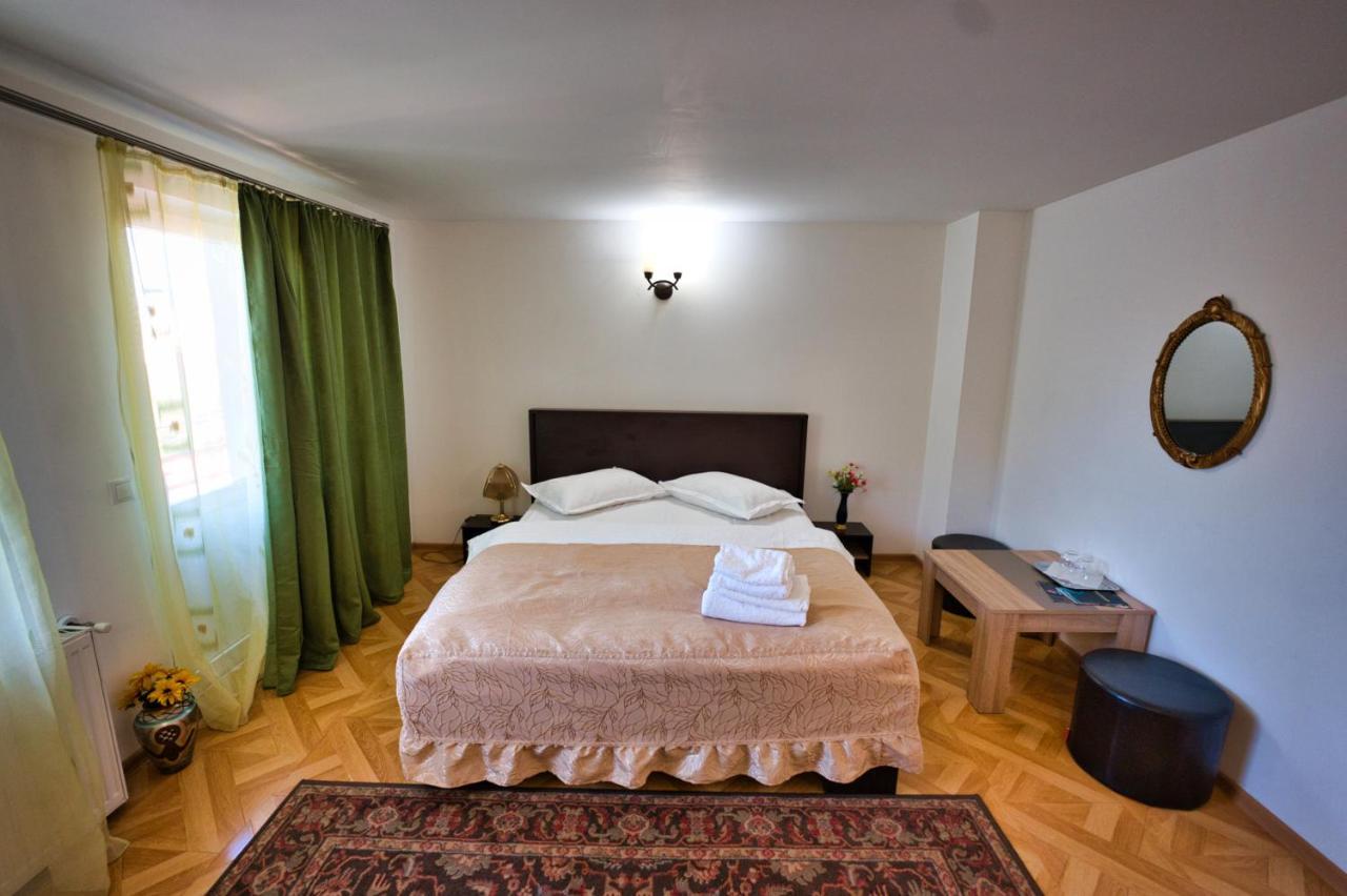 Vila Victoria Ramnicu Valcea Exterior foto